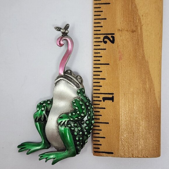 Vintage JJ Pewter Frog toad Brooch Pin Catching Bug 2 Inches - Picture 6 of 6
